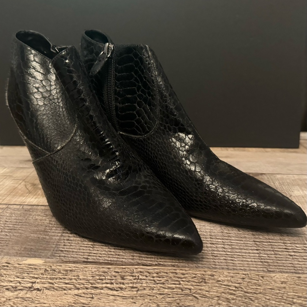 Nine West Black Faux Croc High Heel Pointy Toe Ankle Booties with Zipper Size 9